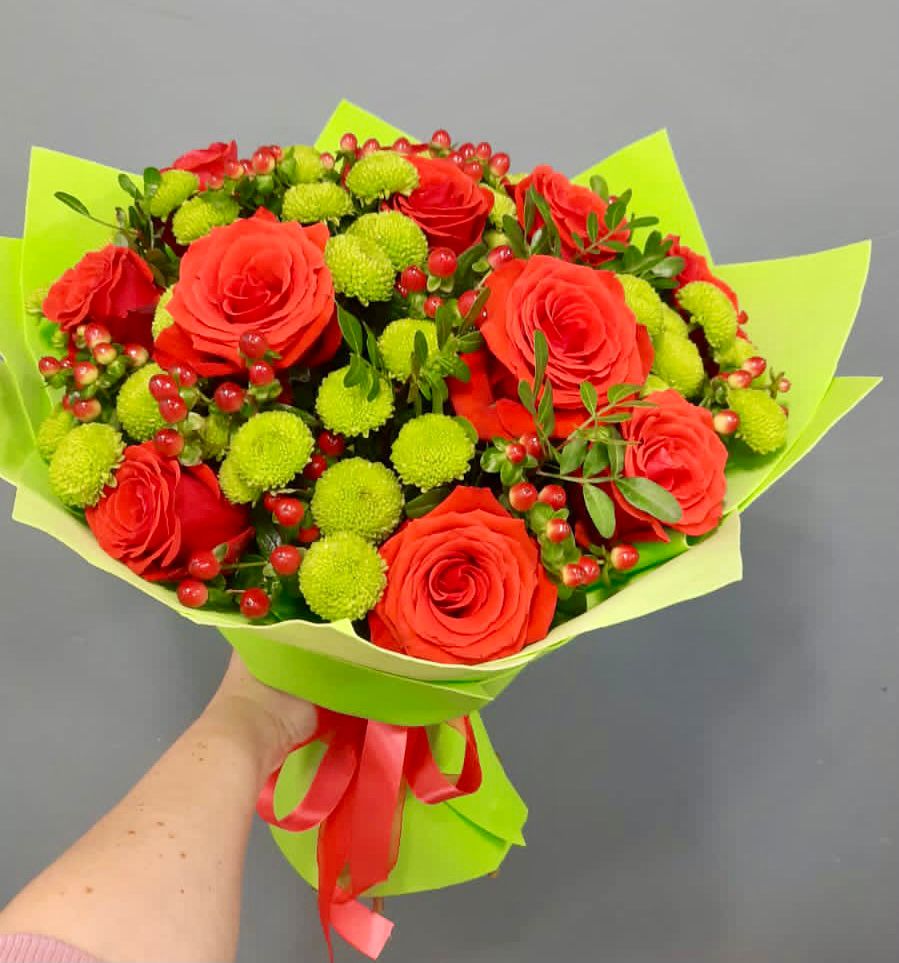 Букет цветов из: Хризантемы и Розы в Красный