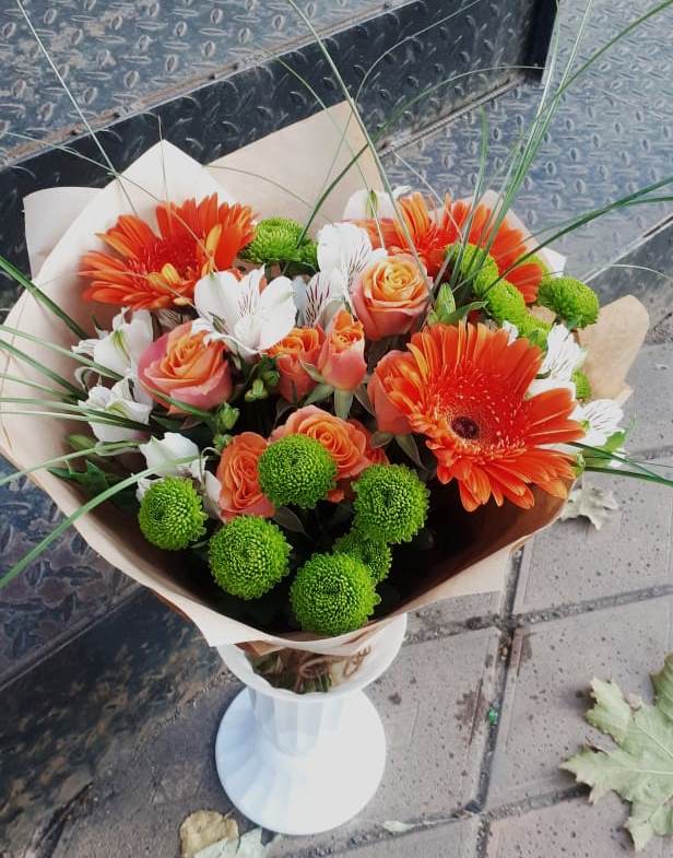 Букет цветов из: Герберы, Хризантемы, Альстромерии и Розы в Красный