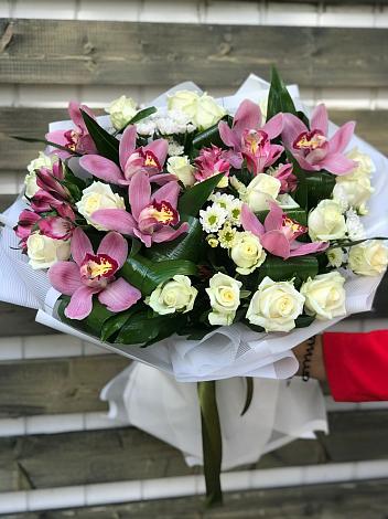 Букет цветов из: Розы и Хризантемы в Красный