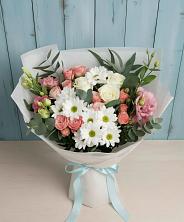 Букет цветов из:  Розы, Лизиантусы и Хризантемы в Красный