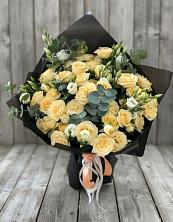 Букет цветов из:  Розы и Лизиантусы в Красный