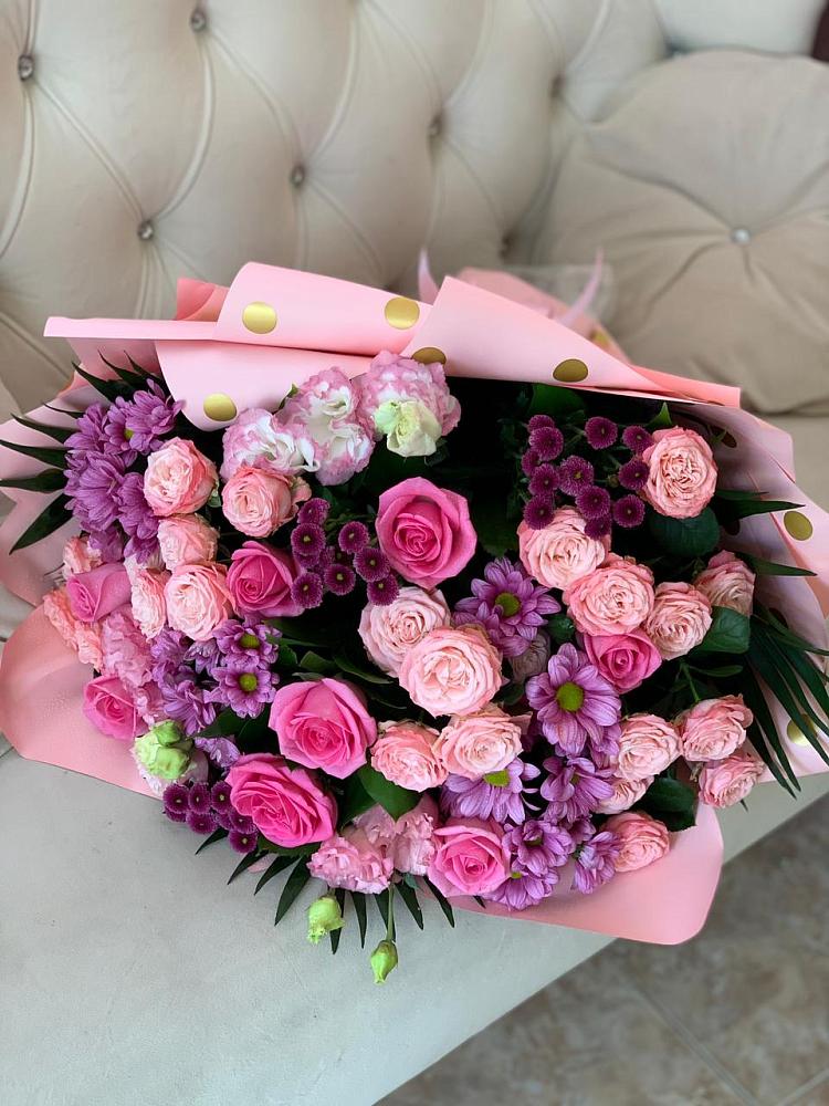 Букет цветов из: Хризантемы, Розы и Лизиантусы в Красный