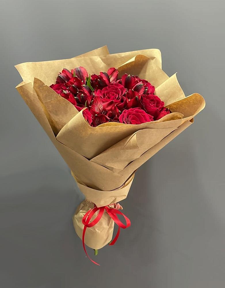 Букет цветов из: Альстромерии и Розы в Красный