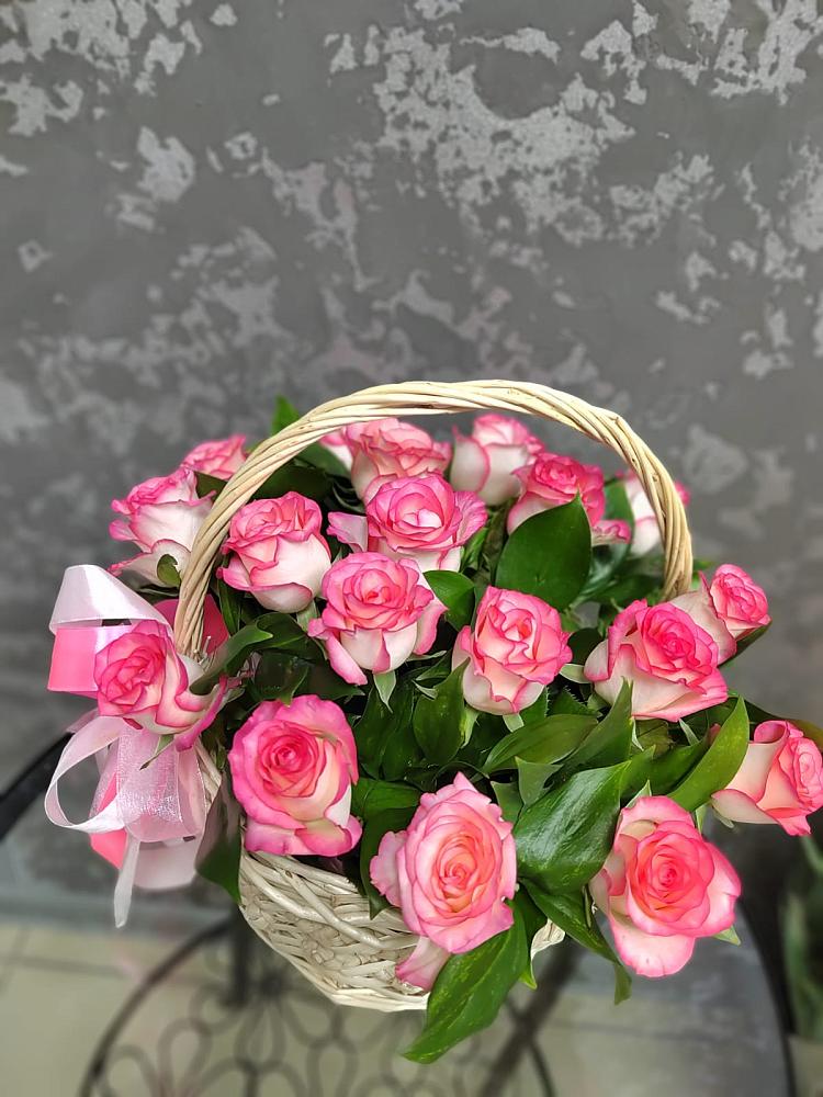 Цветочная композиция из Розы в корзине в Красный