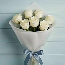 Букет 7 Белых роз Эдлесс Лав в Красный