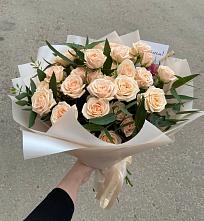 Букет Кремовые розы Латте в Красный