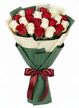 Букет Микс из красных и белых роз в Красный