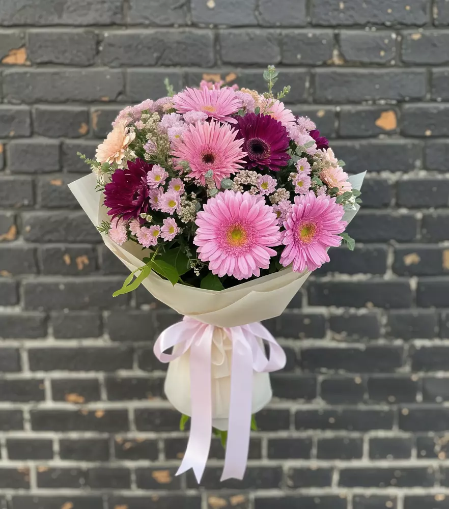 Букет цветов из: Герберы и Хризантемы в Красный