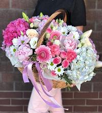 Композиция солнечный день в Красный Цветочная композиция из Розы, Хризантемы, Пионы и Лизиантусы в корзине в Красный
