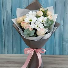 Букет цветов из:  Хризантемы и Розы в Красный