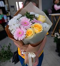 Букет цветов из:  Герберы, Розы и Хризантемы в Красный