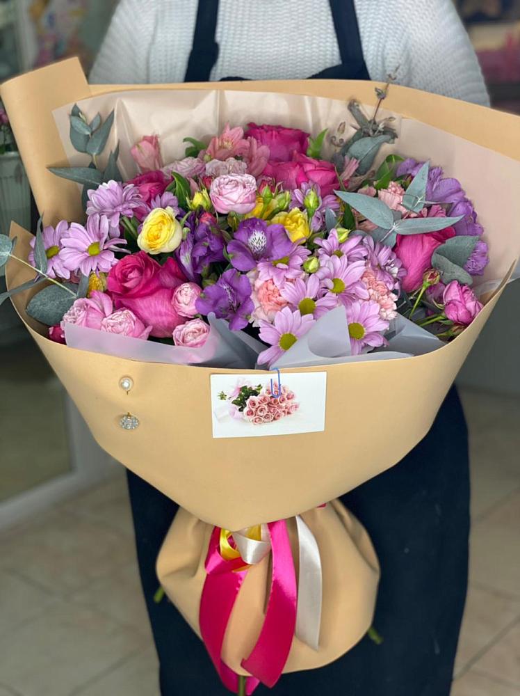 Букет цветов из: Хризантемы, Гвоздики и Альстромерии в Красный