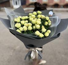 Букет Белые кустовые розы Солинеро в Красный