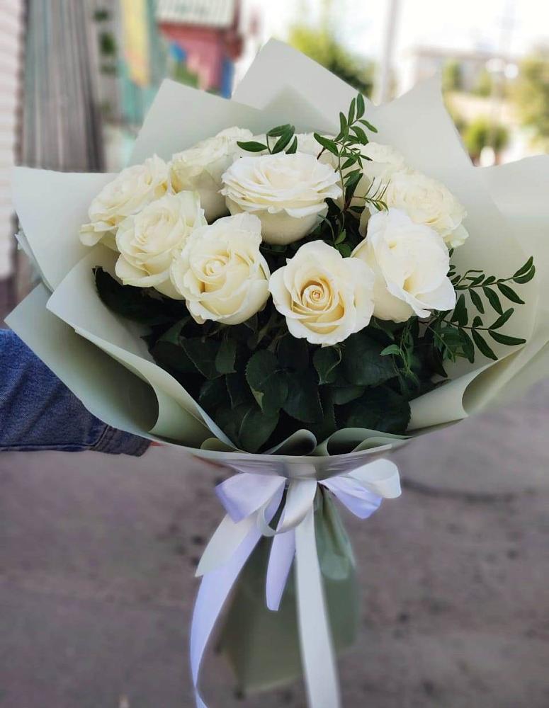 Букет Белые розы Проуд в Красный