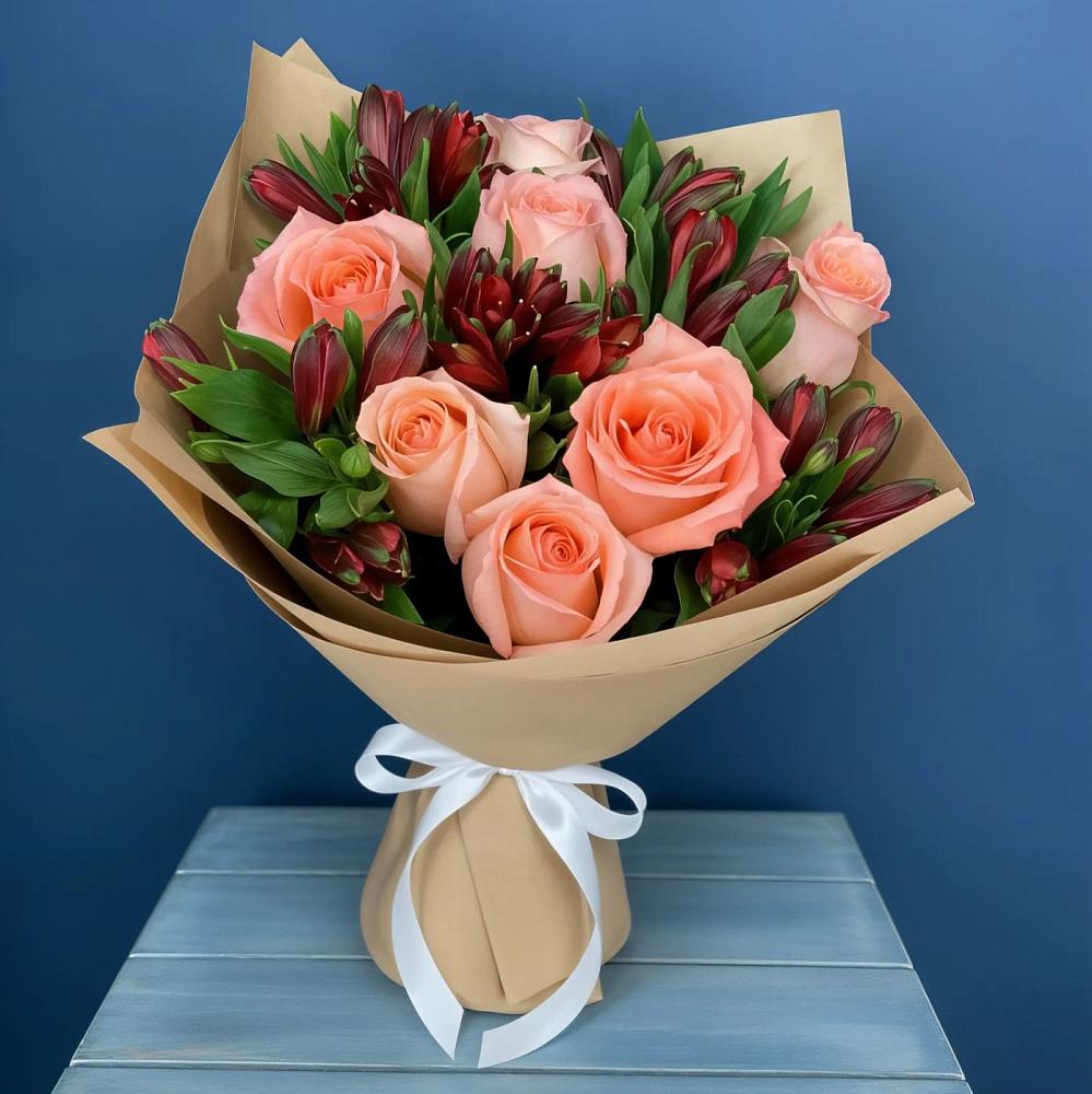 Букет цветов из: Розы и Альстромерии в Красный