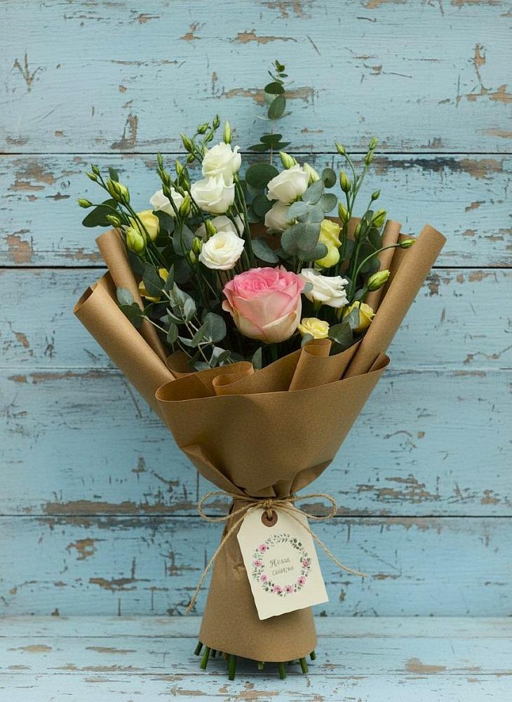 Букет цветов из: Розы и Лизиантусы в Красный