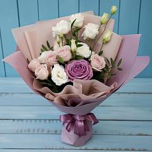 Букет цветов из:  Розы и Лизиантусы в Красный