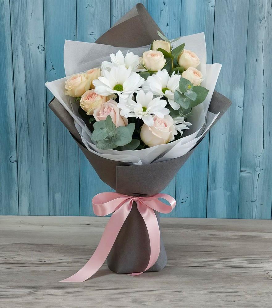 Букет цветов из: Хризантемы и Розы в Красный