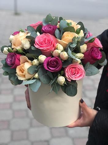 Цветочная композиция из Розы в шляпной коробке в Красный