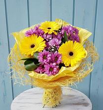 Букет цветов из:  Хризантемы и Герберы в Красный