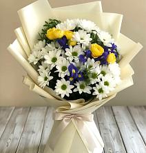 Букет цветов из:  Ирисы, Хризантемы и Розы в Красный