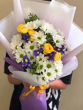 Букет цветов из:  Ирисы, Хризантемы и Розы #REPLACE_PRED# Красный