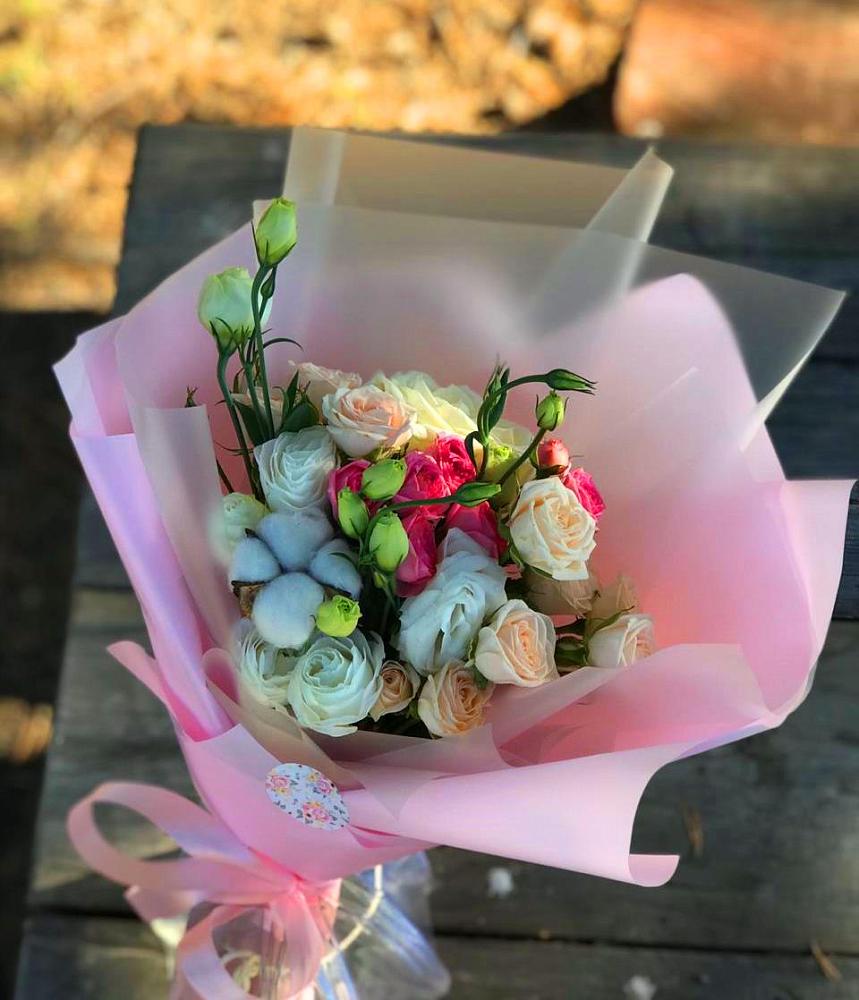 Букет цветов из: Розы и Лизиантусы в Красный