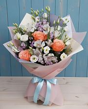 Букет цветов из:  Лизиантусы, Розы, Альстромерии и Гипсофила в Красный