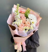 Букет цветов из:  Хризантемы и Розы в Красный