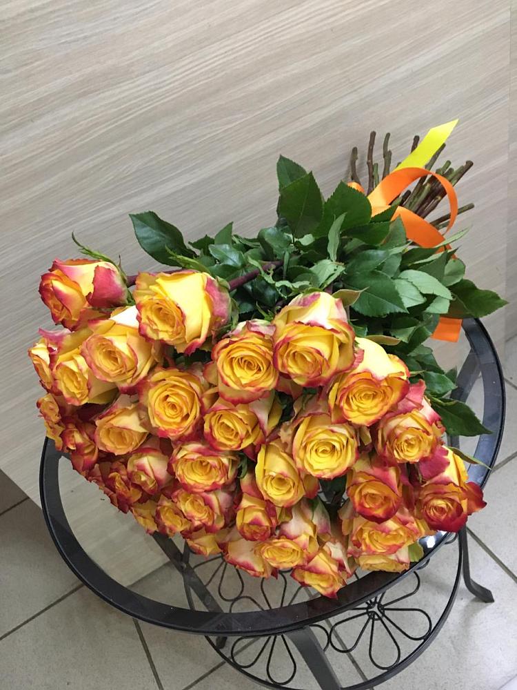 Букет Желтые розы в Красный