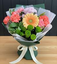 Букет цветов из:  Гвоздики, Розы, Герберы и Хризантемы в Красный