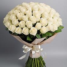 Букет 101 беля роза Белоснежка в Красный