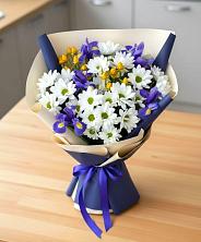 Букет цветов из:  Розы, Ирисы и Хризантемы в Красный