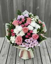 Букет цветов из:  Альстромерии, Гвоздики, Розы и Хризантемы в Красный