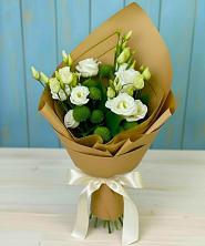 Букет цветов из:  Хризантемы и Лизиантусы в Красный