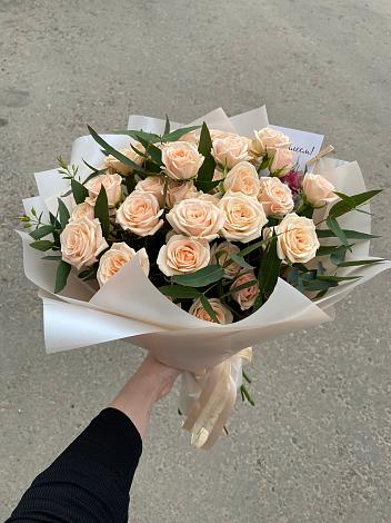 Букет Кремовые розы Латте в Красный