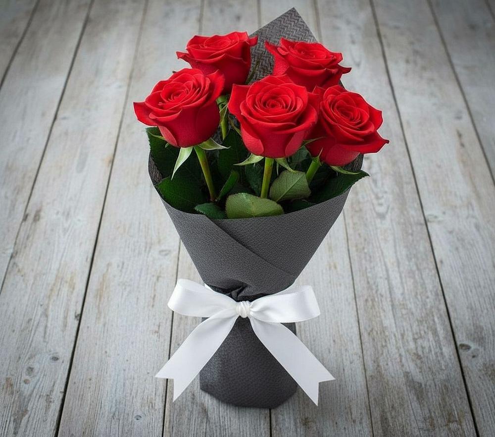 Букет 5 Красных роз Эдлесс Лав в Красный