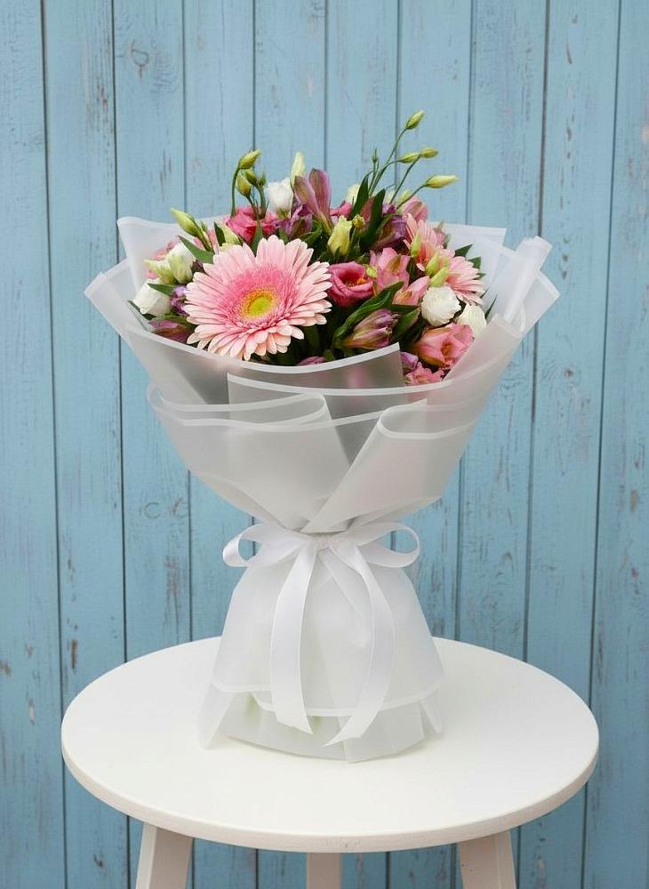 Букет цветов из: Герберы, Альстромерии и Лизиантусы в Красный