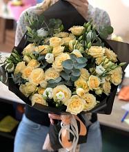 Букет цветов из:  Розы и Лизиантусы в Красный