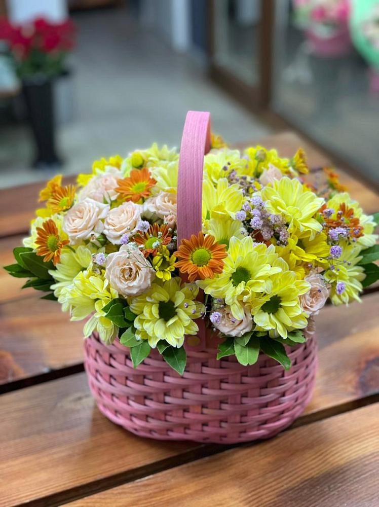 Цветочная композиция из Хризантемы и Розы в корзине в Красный