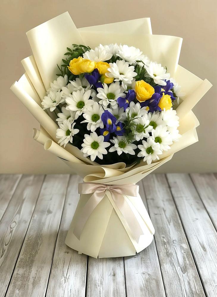 Букет цветов из: Ирисы, Хризантемы и Розы в Красный