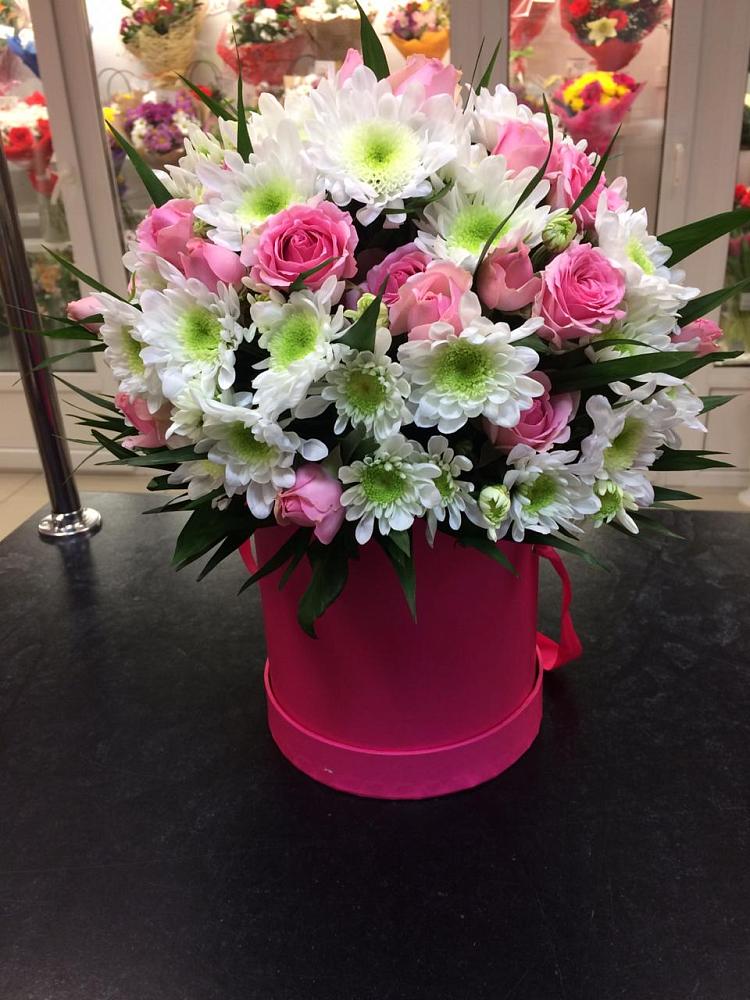 Цветочная композиция из Розы и Хризантемы в шляпной коробке в Красный