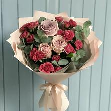 Букет цветов из:  Гвоздики и Розы в Красный