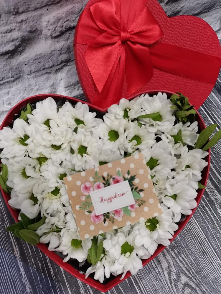 Цветочная композиция из Хризантемы в виде сердца в Красный