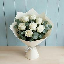 Букет Белые розы в Эвкалипте в Красный