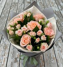 Букет цветов из:  Розы в Красный