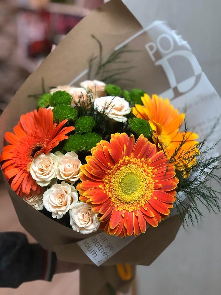 Букет цветов из: Герберы, Хризантемы и Розы в Красный