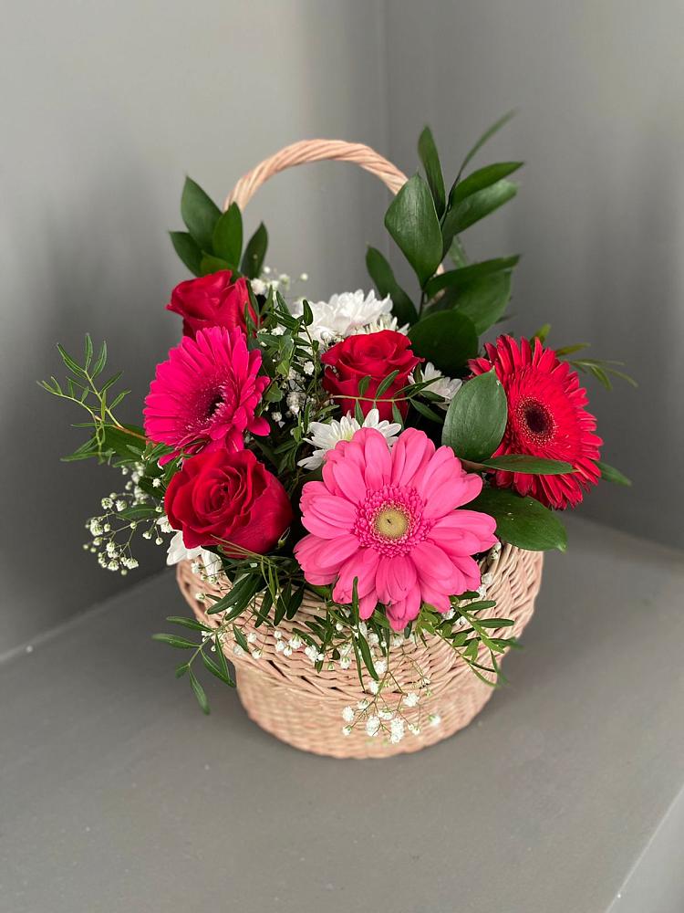 Цветочная композиция из Розы, Хризантемы и Герберы в корзине в Красный