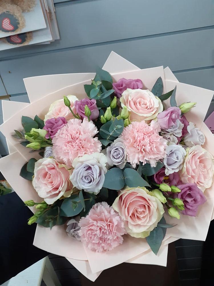 Букет цветов из: Розы, Гвоздики и Лизиантусы в Красный