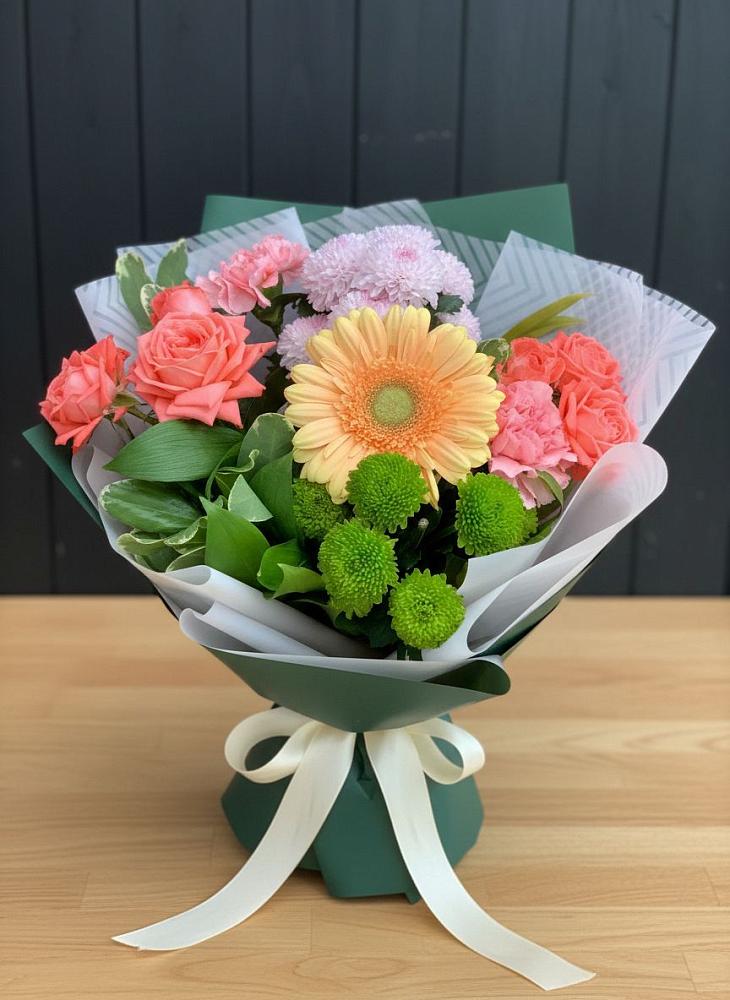 Букет цветов из: Гвоздики, Розы, Герберы и Хризантемы в Красный